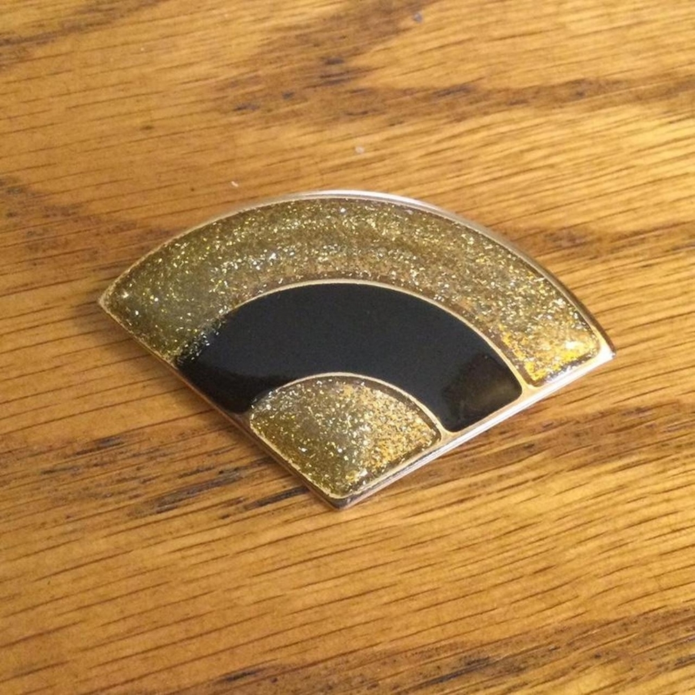Glittery fan pin